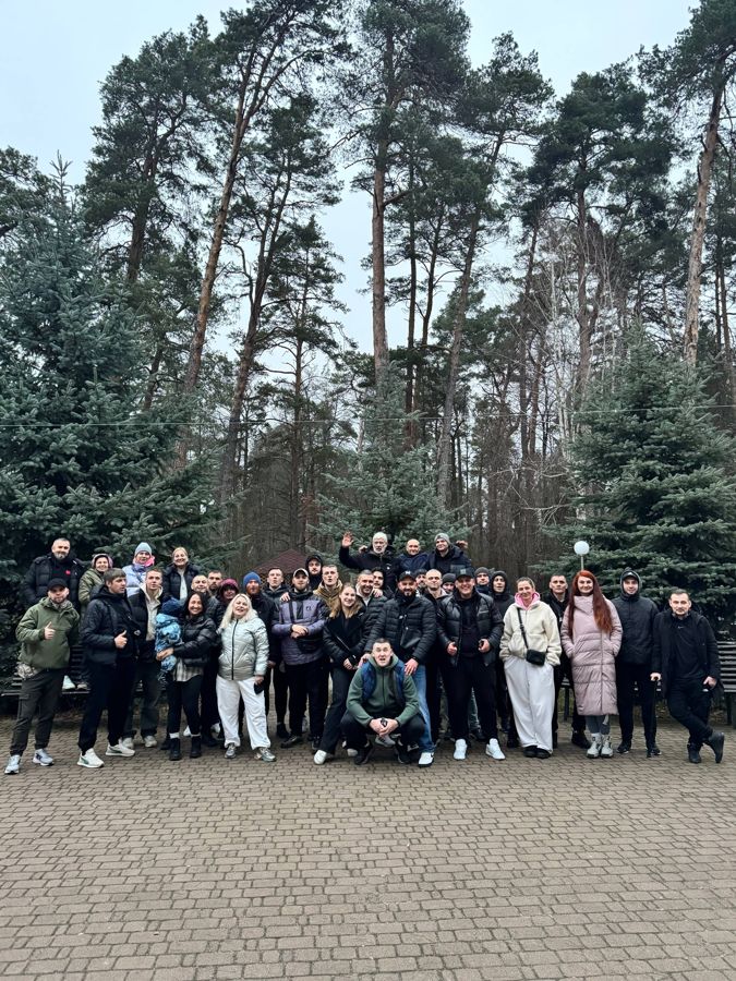 Велика спільна фотографія учасників кемпу серед сосен