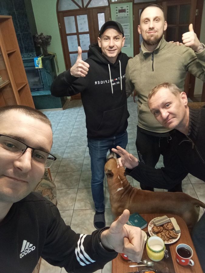 Учасники домашньої групи за чаєм