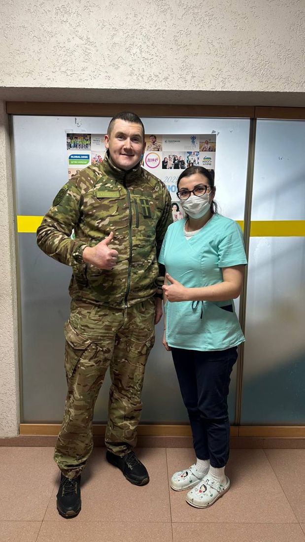 Капелан у шпиталі з медичною працівницею