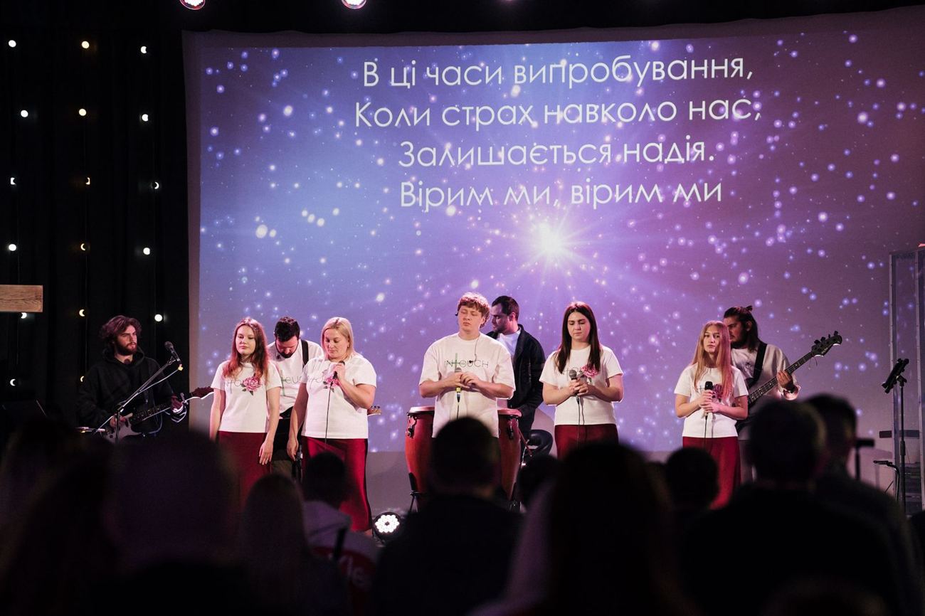 Команда прославлення на сцені